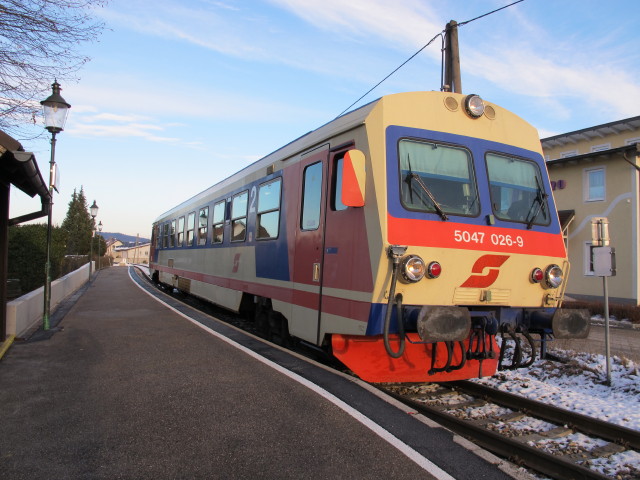 5047 026-9 als R 7020 im Bahnhof Petzenkirchen, 242 m (7. Dez.)