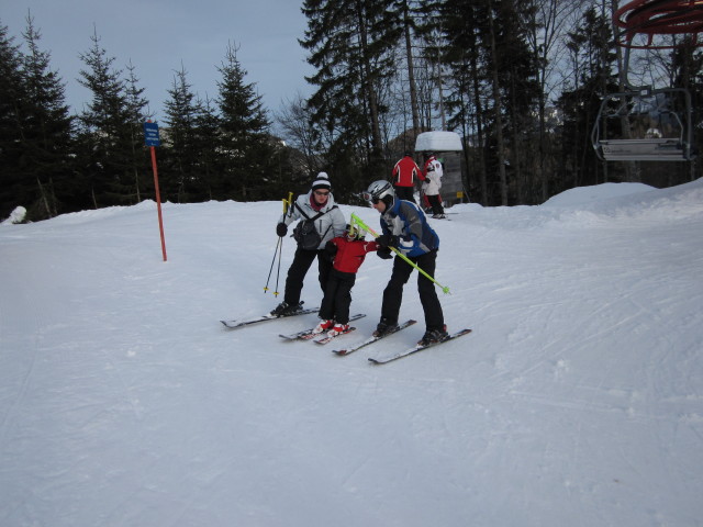 Katrin, Katja-Lin und Florian bei der Bergstation des 4er Sessellifts Söllnreith, 1.035 m