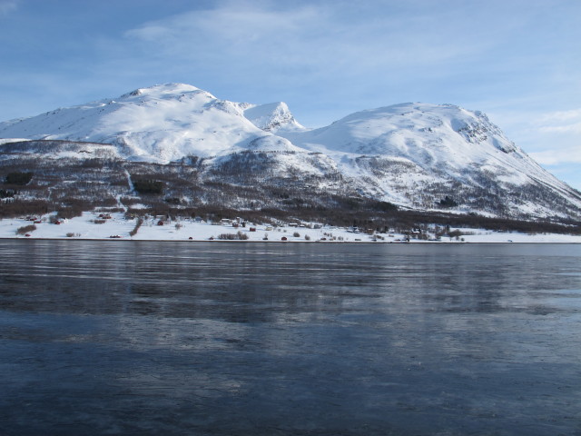 Nordmannviktinden und Giilavárri vom Lyngsfjord aus (26. März)