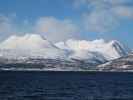 Kvalvikfjellet und Rørnesfjellet vom Lyngsfjord aus (27. März)