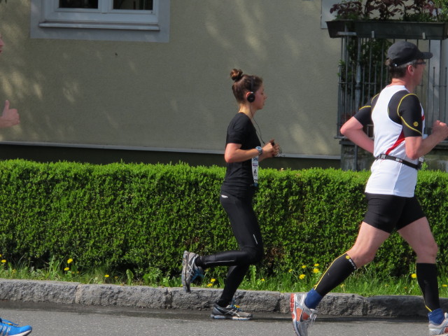 Daniela am Salzburg-Marathon auf der Kreuzung Guetratweg/Firmianstra&szlig;e