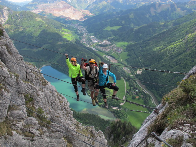 Kaiser-Franz-Joseph-Klettersteig: Sabrina, ich und Romana auf der Seilbrücke (18. Mai)