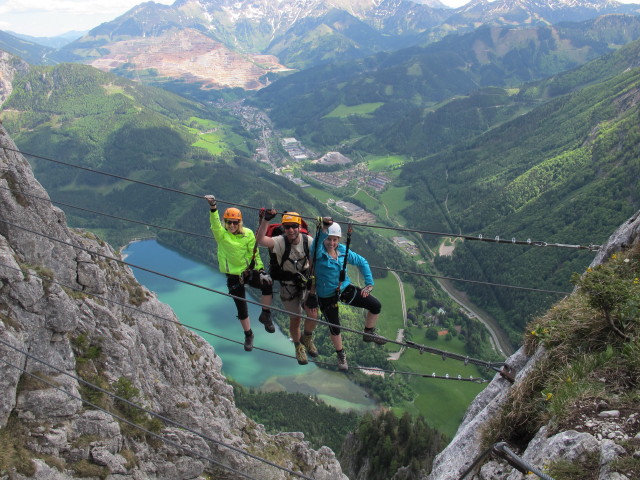 Kaiser-Franz-Joseph-Klettersteig: Sabrina, ich und Romana auf der Seilbr&uuml;cke (18. Mai)