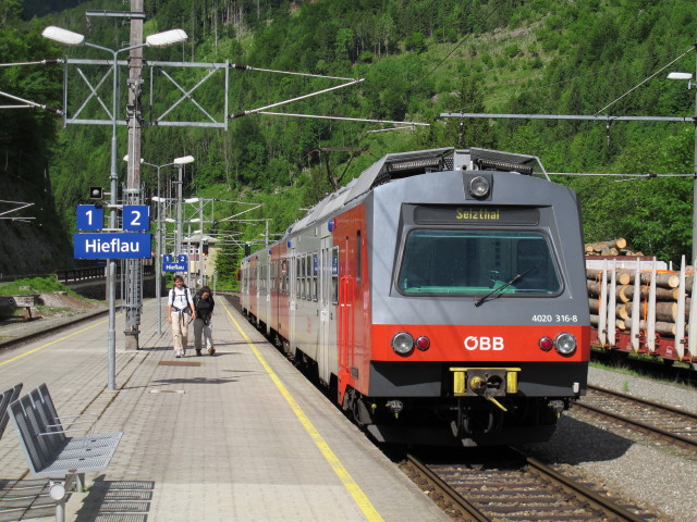 4020 316-8 als R 3788 im Bahnhof Hieflau, 489 m