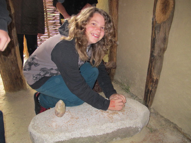 Christina beim Brot Backen am Steinzeitfest im Urgeschichtemuseum Asparn an der Zaya