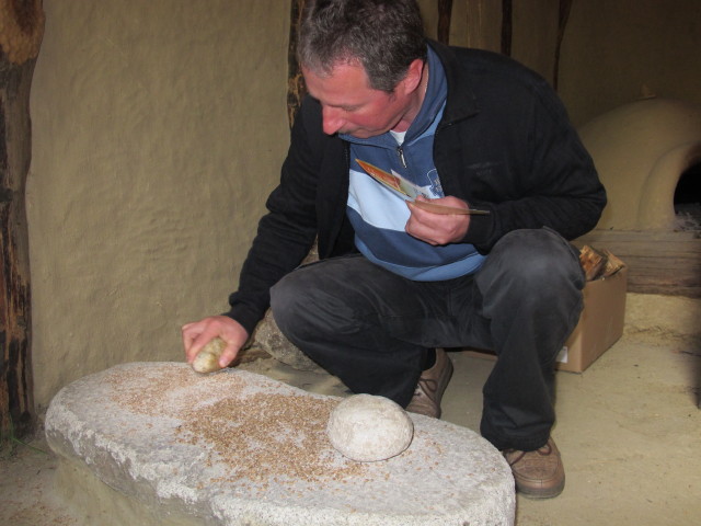 Erich beim Brot Backen am Steinzeitfest im Urgeschichtemuseum Asparn an der Zaya