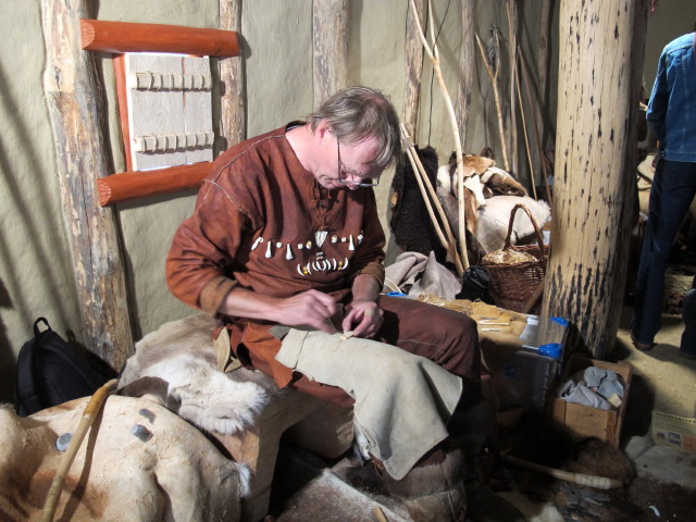 'Kleidung der Urgeschichte' beim Steinzeitfest im Urgeschichtemuseum Asparn an der Zaya