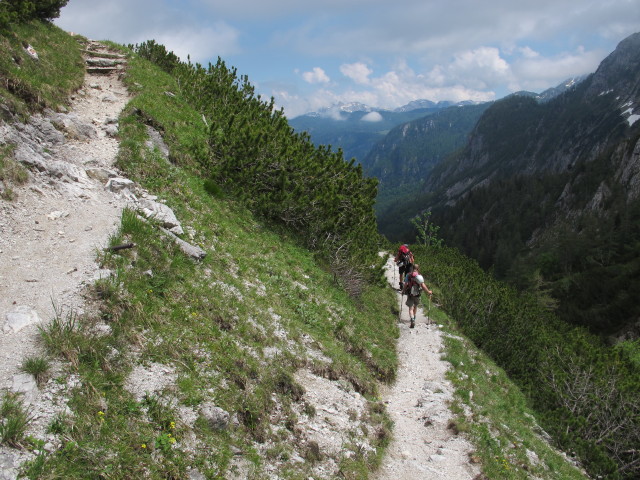Gudrun und Christoph auf Weg 451 zwischen Carl von Stahl-Haus und Obere Jochalm (16. Juni)