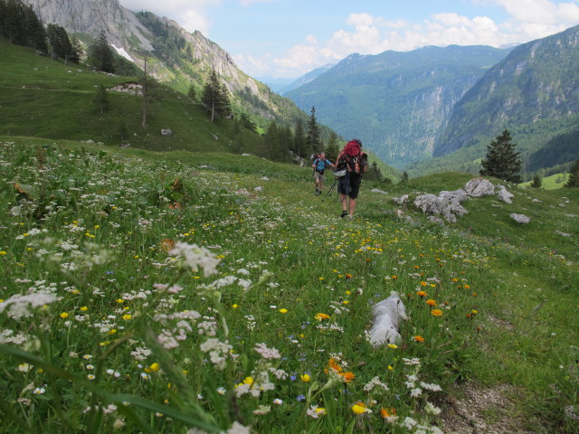 Christoph und Gudrun auf Weg 451 zwischen Oberer Jochalm und Jochjagdh&uuml;tten (16. Juni)
