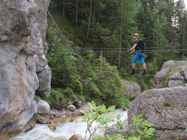 Hias-Klettersteig: Elias auf der ersten Seilbr&uuml;cke (22. Juni)