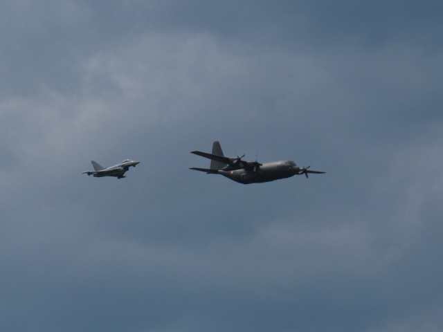 Eurofighter Typhoon und Lockheed C-130 Hercules