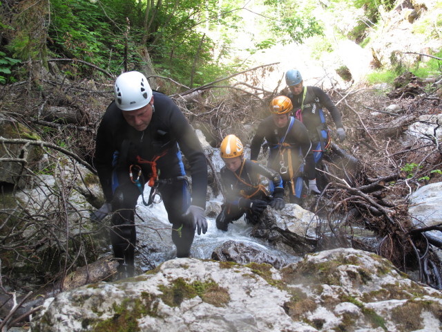 Reinhard, Martin, Erich und Erwin im Dorfbach