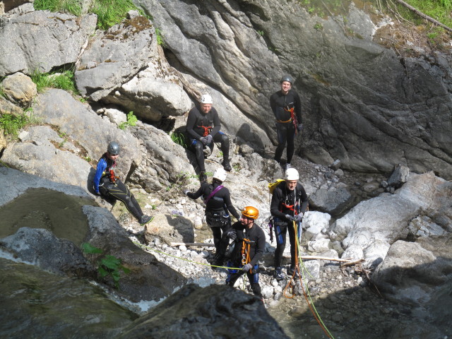 Hannelore, Reinhard, Ulrike, Erich, Josef und Ronald im Dorfbach