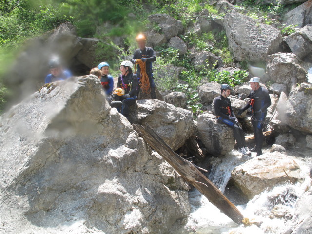 Hannelore, Martin, Diana, Ulrike, Erich, Ronald und Reinhard im Dorfbach