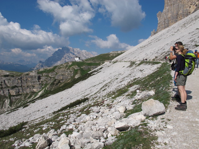 Christian und Sabrina auf Weg 101 zwischen Rifugio Auronzo und Cappella degli Alpini