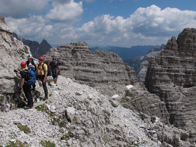 Werner, Ulrike, Reinhard, Ronald, Christian und Erich am Innerkofler-De-Luca-Klettersteig zwischen Gamsscharte und Paternkofel