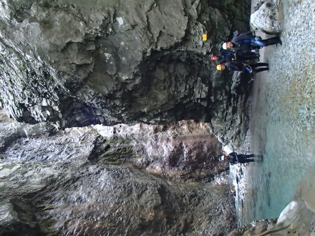 Klabauter-Klettersteig: Dominika, Miriam, Klaus und Reinhard in der ersten Finsternis