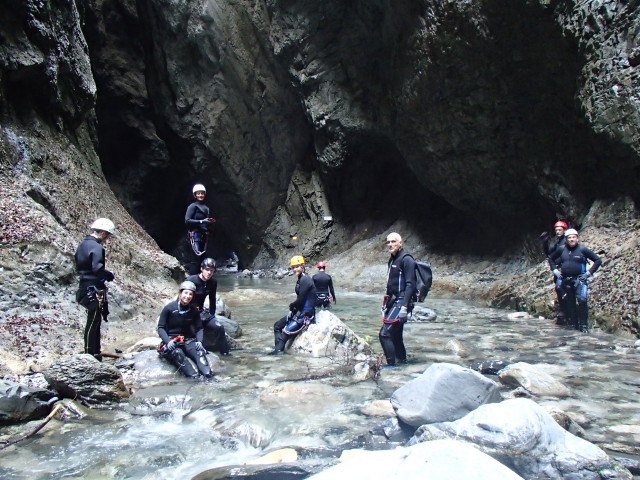 Klabauter-Klettersteig: Valentin, Ariane, Dominika, Andreas, Miriam, Werner, Josef, Klaus und Reinhard in der zweiten Finsternis