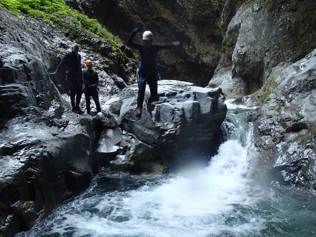 Klabauter-Klettersteig: Josef, Miriam und Dominika beim ersten Wasserfall