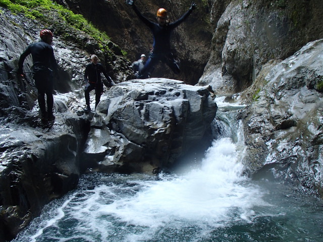 Klabauter-Klettersteig: Klaus, Josef, Reinhard und Miriam beim ersten Wasserfall