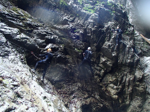 Klabauter-Klettersteig: Miriam, Reinhard und Josef beim ersten Wasserfall