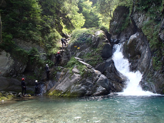 Klabauter-Klettersteig: Klaus, Valentin, Reinhard, Werner und Josef beim vierten Wasserfall