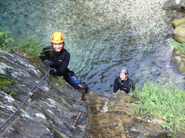 Klabauter-Klettersteig: Miriam und Ariane beim vierten Wasserfall