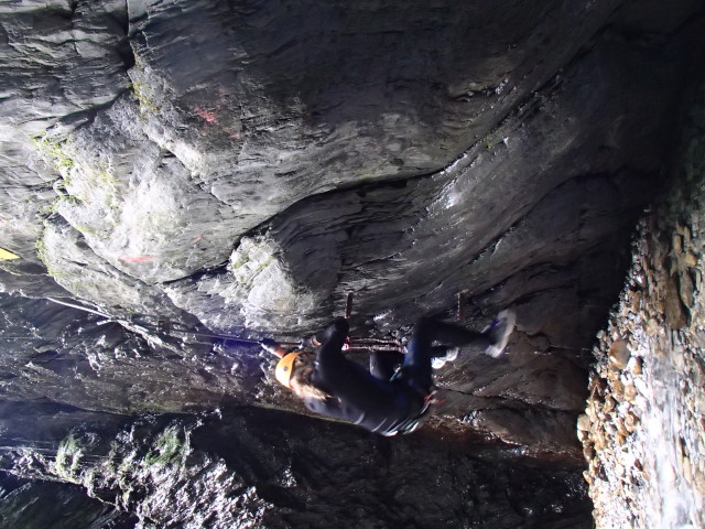 Klabauter-Klettersteig: Miriam beim sechsten Wasserfall