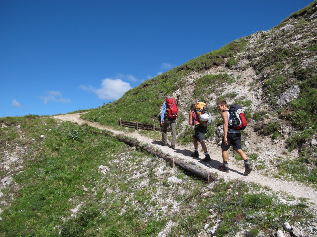 Susanne, Gudrun und Christoph am Weg 33 zwischen Tschantschenonalm und Kreuzjoch (10. Aug.)