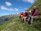 Christoph, Gudrun, Christoph und Susanne neben Weg 33 zwischen Tschantschenonalm und Kreuzjoch (10. Aug.)