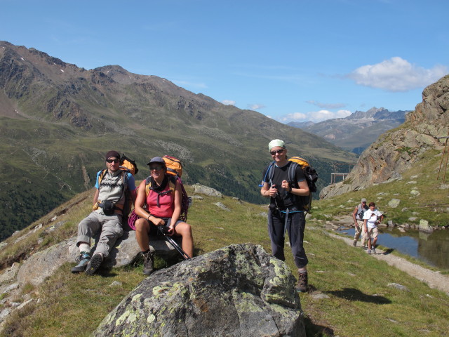 Christoph, Gudrun und Irene neben Weg 2 zwischen Weg 1A und Weißkugelhütte (15. Aug.)