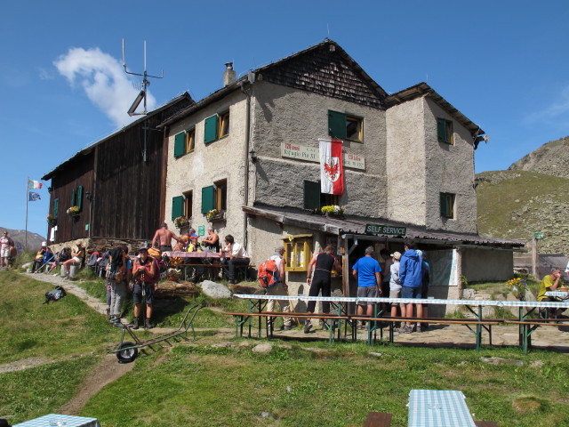 Christoph und Gudrun bei der Wei&szlig;kugelh&uuml;tte, 2.542 m (15. Aug.)