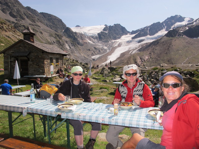Irene, Christoph und Gudrun bei der Wei&szlig;kugelh&uuml;tte, 2.542 m (15. Aug.)