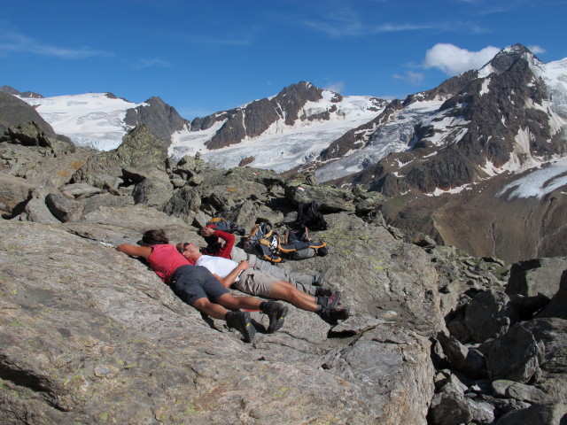 Gudrun, ich und Christoph am &ouml;stlichen Teil des Adlersteigs zwischen Vorderem Schmied und Wei&szlig;kugelh&uuml;tte (15. Aug.)