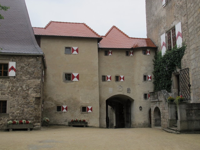 &auml;u&szlig;erer Hof der Burg