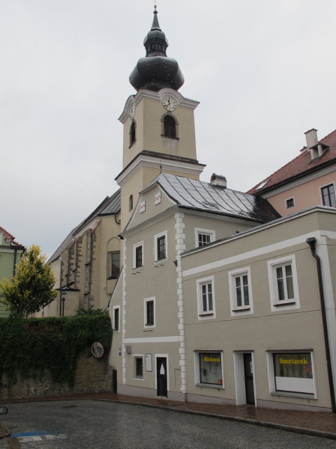 gotisches Giebelhaus und Turm der katholischen Stadtpfarrkirche