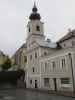 gotisches Giebelhaus und Turm der katholischen Stadtpfarrkirche