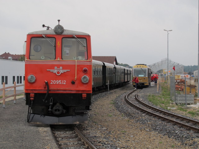 2095.12 mit P 16926 und 5090 008 als P 16905 im Bahnhof Gmünd, 499 m