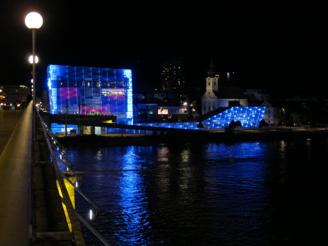 Ars Electronica Center von der Nibelungenbrücke aus (3. Sep.)