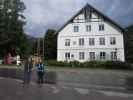 Hannelore und Irene beim Kur- und Amtshaus in Altaussee, 727 m