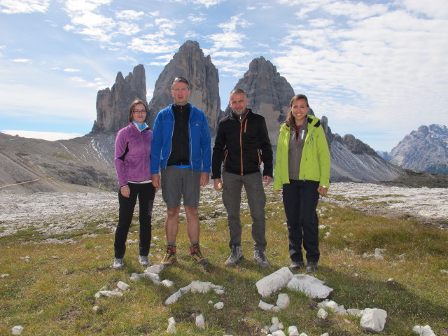 Carmen, Mario, Florian und Martha bei der Drei-Zinnen-Hütte (22. Sept.)