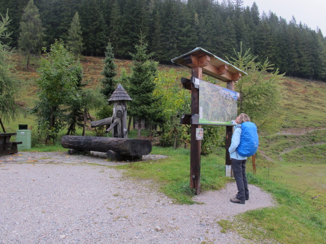 Mama am Parkplatz Erichhütte, 1.342 m (27. Sept.)