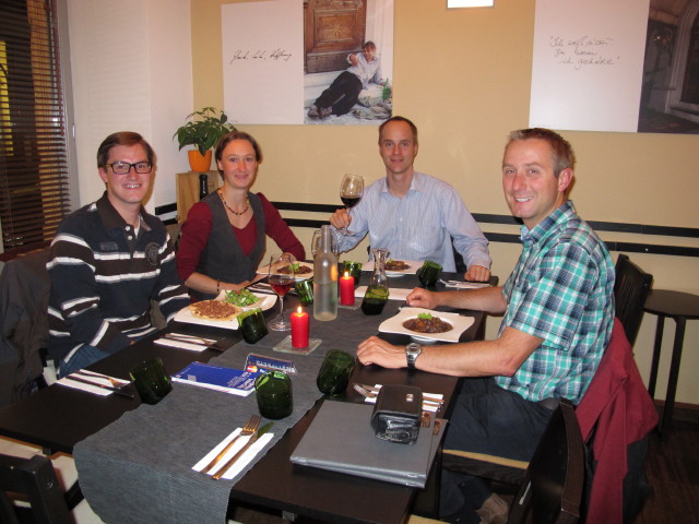 Jakob, Carmen, Florian und ich im Wein.Raum