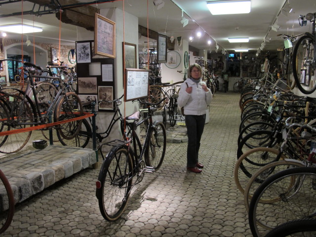 Mama im Fahrradmuseum