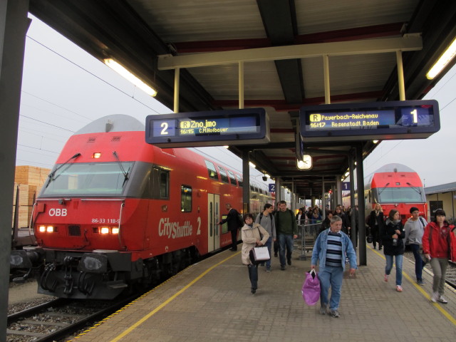 R 2242 'C.M.Hofbauer' und R 2252 'Rosenstadt Baden' im Bahnhof Retz, 244 m