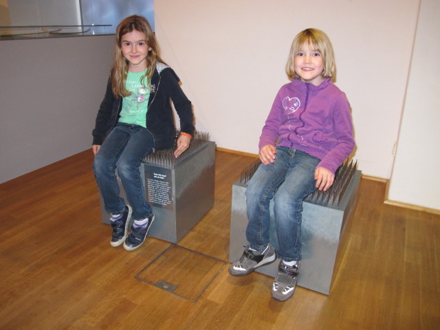 Anja-Liv und Katja-Lin im 5e-Museum