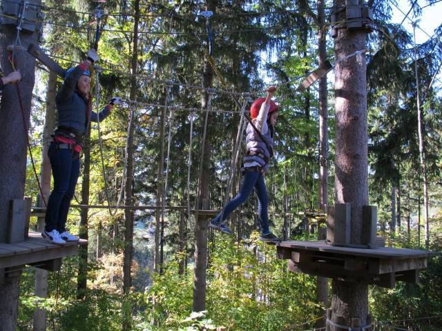 Diana und Daria im Parcours 'Floh' im Kletterwald Buchenberg