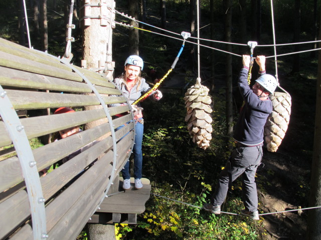 Daria, Diana und Walter im Parcours 'Schwarzspecht' im Kletterwald Buchenberg