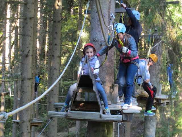 Daria, Diana und walter im Parcours 'Schwarzspecht' im Kletterwald Buchenberg