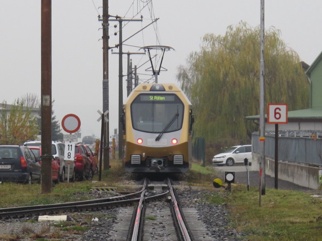 ET5 als P 6830 bei der Ausfahrt aus dem Bahnhof Ober-Grafendorf